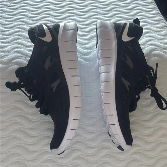 Nike Kid's Free Run 2 Shoes - Black / Dark Grey / White - Picture 8 of 12